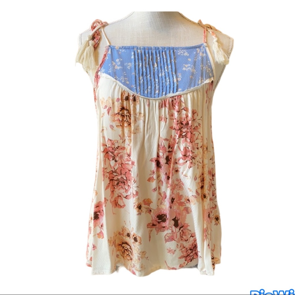 Francesca’s Blue Rain Floral Top Size M